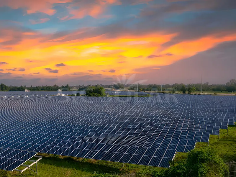 Systèmes de panneaux solaires montés au sol de 100 MW aux États-Unis