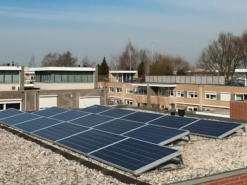 Panneaux solaires 8KW installés sur un toit plat en Angleterre